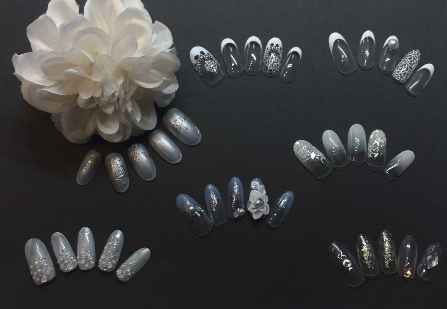 Νύχια με ασημί nail art σε μαύρο φόντο